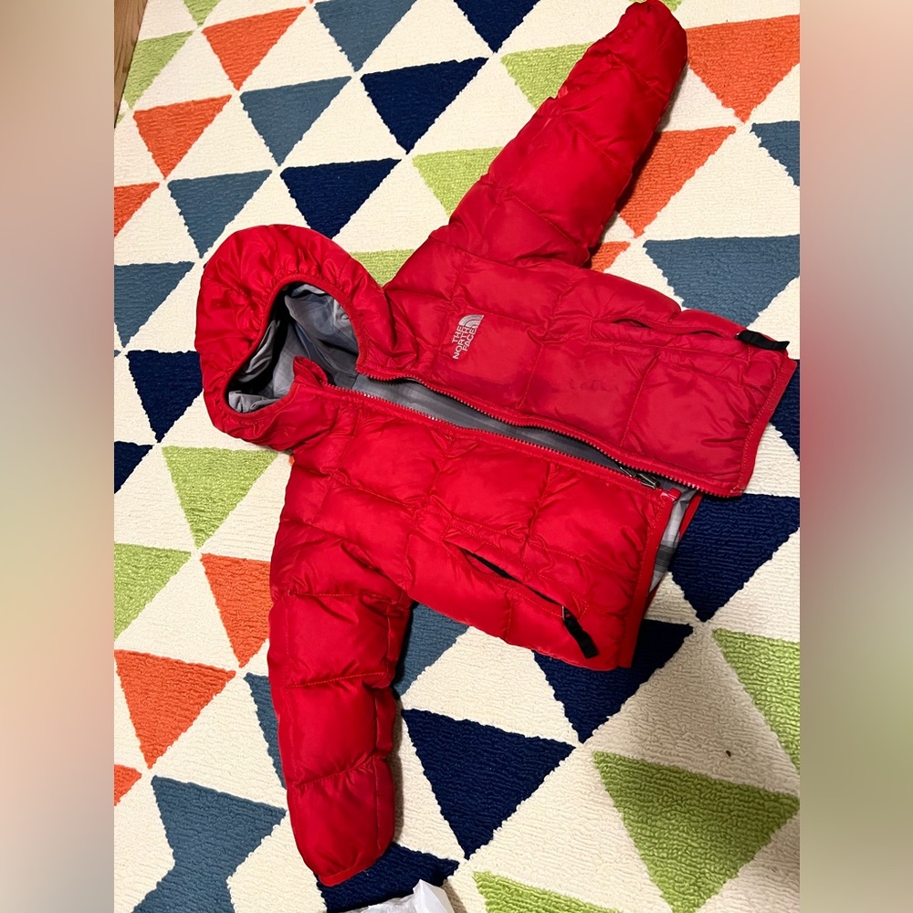 The Northface 2T red reversible bubble jacket